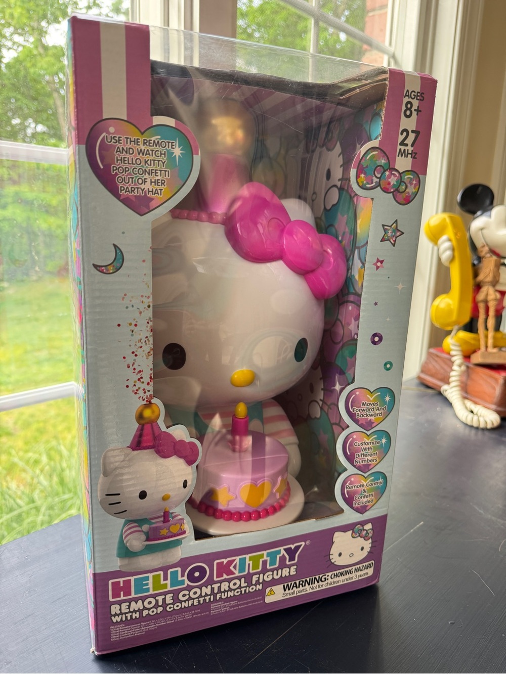 Hello Kitty Remote Control Figure with pop Confetti Function - Picture 3 of 8